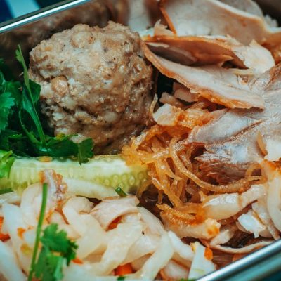 découvrez notre délicieux bobun, un plat vietnamien savoureux composé de nouilles de riz, légumes frais, viande ou tofu, et une sauce parfumée. parfait pour un repas équilibré et gourmand.