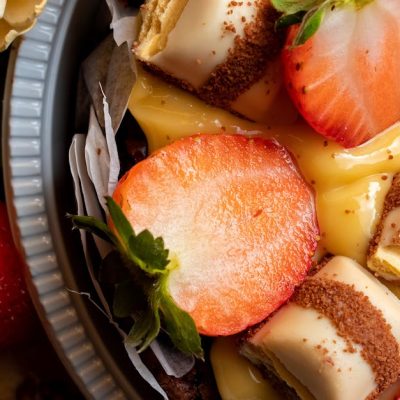 découvrez notre délicieuse tarte à la brioche et à la crème pâtissière, un dessert savoureux alliant douceur et gourmandise.