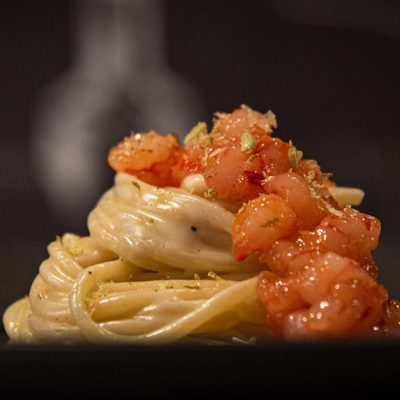 découvrez tout sur les bucatini, une pâte italienne traditionnelle en forme de longs tubes creux, parfaite pour des recettes savoureuses et authentiques.
