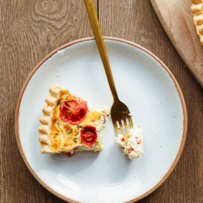 découvrez notre recette savoureuse de quiche aux carottes et fromage de chèvre, parfaite pour un repas gourmand et facile à préparer.