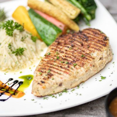 savourez une salade de poulet et de pommes de terre nouvelles, fraîche et gourmande, idéale pour un déjeuner léger ou un repas convivial.