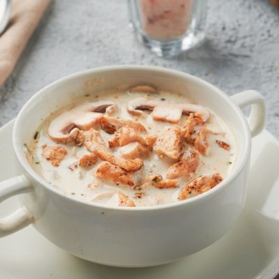 découvrez un gratin de gnocchis au poulet et aux champignons, généreux et réconfortant, idéal pour un repas facile à partager.