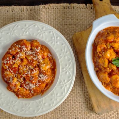 découvrez une recette savoureuse de poulet aux gnocchis, relevée de pesto rouge et de tomates. un plat gourmand et facile à préparer.