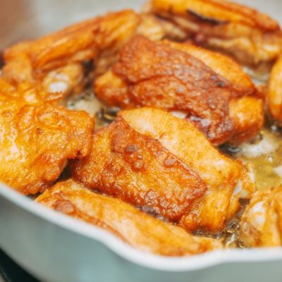 découvrez nos cuisses de poulet savoureuses et juteuses, parfaites pour des recettes faciles et délicieuses à partager en famille.