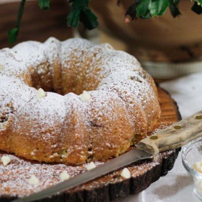 découvrez notre délicieux gâteau aux pépites de chocolat, moelleux et gourmand, parfait pour toutes les occasions.