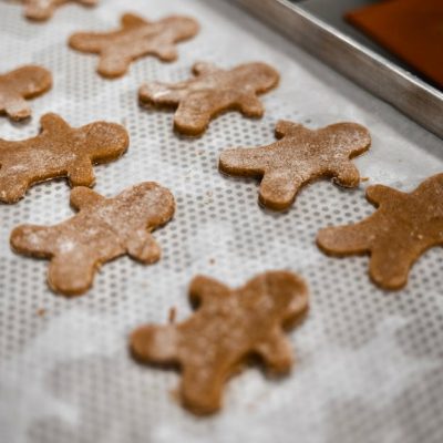 découvrez la recette des biscuits craquelés à la cannelle, des douceurs croustillantes à l'extérieur et moelleuses à l'intérieur, parfaites pour accompagner votre thé ou café.