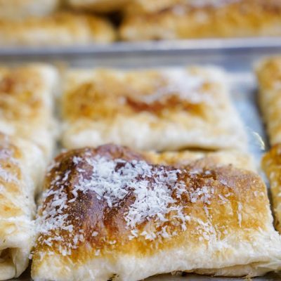 découvrez notre millefeuille à la crème de noix de coco, un dessert gourmand et exotique alliant textures légères et saveurs délicates pour un moment de pure douceur.