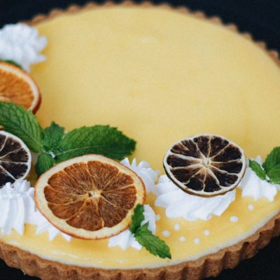découvrez notre tarte au citron au mascarpone onctueuse, un dessert frais et gourmand alliant douceur et acidité pour un plaisir irrésistible.