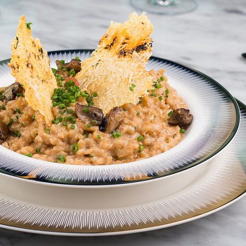 Risotto crémeux aux pâtes, asperges, poulet et parmesan pour un repas savoureux