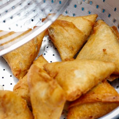 découvrez des samosas au thon croustillants et légers, préparés facilement avec une friteuse à air pour une dégustation savoureuse et saine.