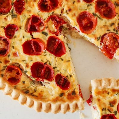 découvrez une quiche sans croûte aux courgettes et au bacon, légère et savoureuse, parfaite pour un repas healthy et gourmand.