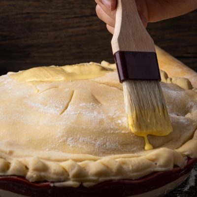 découvrez notre délicieuse tourte au confit de canard, un plat savoureux alliant croustillant et fondant pour un repas gourmand et réconfortant.