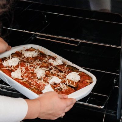 découvrez notre recette savoureuse de lasagnes à l'aubergine, une alternative légère et gourmande aux lasagnes traditionnelles, parfaite pour un repas équilibré et plein de saveurs.