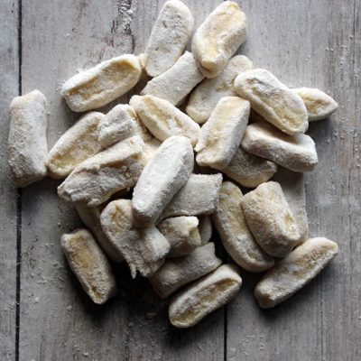 découvrez notre recette facile et rapide de gnocchi à la carbonara, un plat savoureux alliant la douceur des gnocchis à la richesse d'une sauce crémeuse à base de pancetta et parmesan.