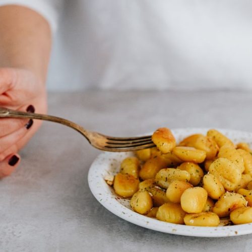 Gratin de gnocchi aux poireaux et chorizo : recette savoureuse et facile