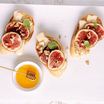 découvrez nos mini cannelés au fromage de chèvre et miel, une délicieuse gourmandise alliant douceur et saveurs authentiques, parfaite pour vos apéritifs et desserts.