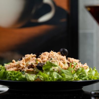 découvrez une salade grecque de pommes de terre au thon, fraîche et savoureuse, avec des olives, des légumes croquants et une touche méditerranéenne.