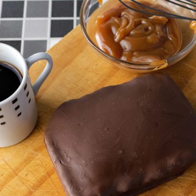 découvrez notre recette maison de snickers, un délicieux mélange de caramel, cacahuètes, nougat et chocolat pour un snack gourmand fait maison.
