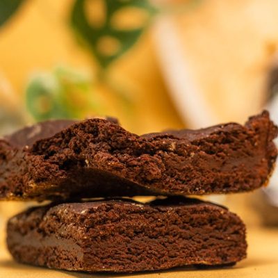 découvrez notre recette savoureuse de lemon brownies, une délicieuse fusion entre le goût acidulé du citron et la douceur fondante du brownie.