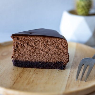 découvrez notre cheesecake au chocolat et à la menthe, un dessert crémeux et rafraîchissant alliant douceur et fraîcheur pour le plaisir de vos papilles.
