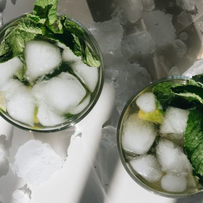 découvrez la recette parfaite du mojito, ce cocktail rafraîchissant à base de rhum, menthe, citron vert et sucre, idéal pour vos moments de détente.