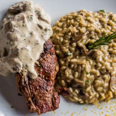 découvrez notre recette crémeuse de risotto au poulet et aux champignons, un plat savoureux et réconfortant parfait pour toutes les occasions.