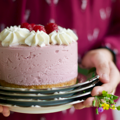 découvrez notre gâteau glacé nougat framboise, une délicieuse alliance de nougat tendre et de glace à la framboise fruitée pour un dessert frais et gourmand.