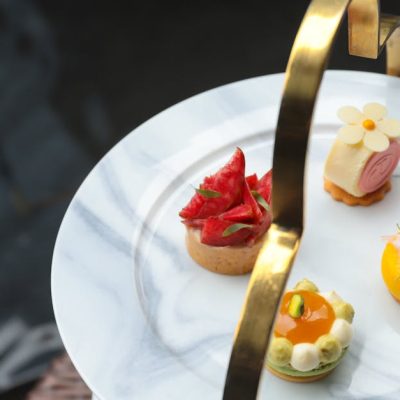 découvrez nos délicieux petits fours aux amandes et à l'orange, parfaits pour vos pauses gourmandes et occasions spéciales.