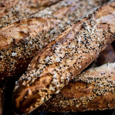 découvrez une recette originale de pizza-baguette facile à préparer, alliant la saveur authentique de la pizza à la texture croustillante de la baguette.