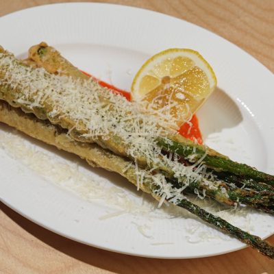 découvrez une recette facile et délicieuse de frites de courgettes au parmesan, parfaites pour une collation saine et gourmande.