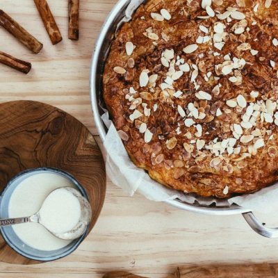 découvrez nos délicieux gâteaux à la pêche et aux amandes, une douceur fruitée et croustillante parfaite pour toutes les occasions.