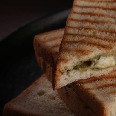 découvrez notre délicieuse pizza sandwich, une fusion gourmande entre la pizza traditionnelle et le sandwich, parfaite pour un repas savoureux et rapide.