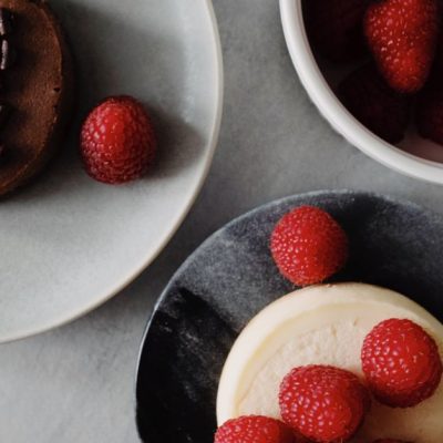 découvrez ces verrines cheesecake aux framboises, un dessert frais et gourmand mêlant crème onctueuse, biscuits croquants et fruits acidulés.