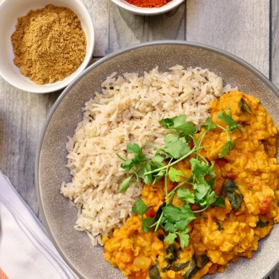 découvrez un dhal réconfortant aux lentilles corail et au chou-fleur, parfumé aux épices. une recette végétarienne savoureuse et facile à préparer.