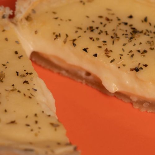 Tarte fine aux oignons rouges et chèvre : une recette savoureuse et facile