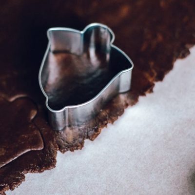 pâte à biscuit étalée prête à être cuite, idéale pour des biscuits savoureux et parfaitement formés.