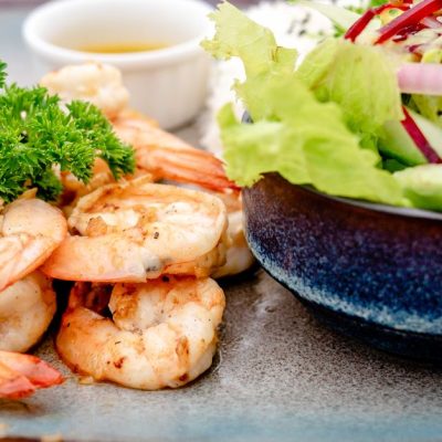 découvrez notre recette savoureuse de saganaki shrimp, des crevettes grillées à la grecque, nappées de fromage fondant et accompagnées d'épices méditerranéennes.