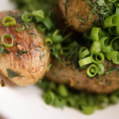 découvrez la recette parfaite des pommes de terre nouvelles sautées, croustillantes à l'extérieur et fondantes à l'intérieur, idéales pour accompagner tous vos plats.