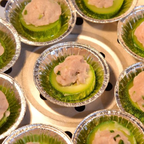 Flans salés au thon, tomate et courgette pour un repas léger et savoureux