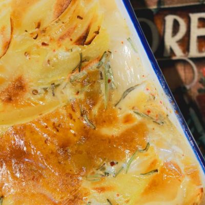 découvrez notre recette savoyarde de gratin, un plat traditionnel généreux à base de pommes de terre, reblochon et crème fraîche, parfait pour réchauffer vos repas d'hiver.