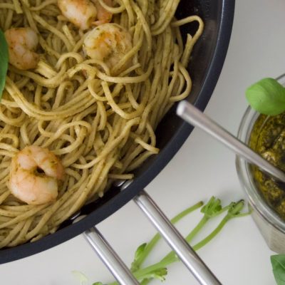 découvrez une savoureuse salade de pâtes aux crevettes, fraîche et facile à préparer, idéale pour un repas léger ou un pique-nique.