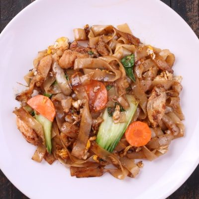 découvrez une recette savoureuse de nouilles sautées aux légumes croquants et au bœuf haché, un plat rapide et équilibré parfait pour un repas gourmand.
