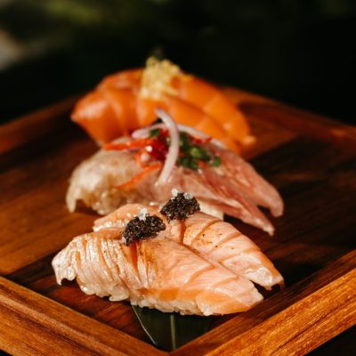 découvrez l'art délicat des sushis, ces délicieux morceaux de poisson frais et de riz savoureux, emblèmes de la cuisine japonaise traditionnelle.