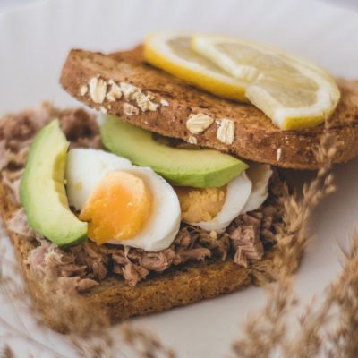 découvrez une recette de toast au thon et au concombre, fraîche, croquante et facile à préparer pour un déjeuner léger ou une collation.