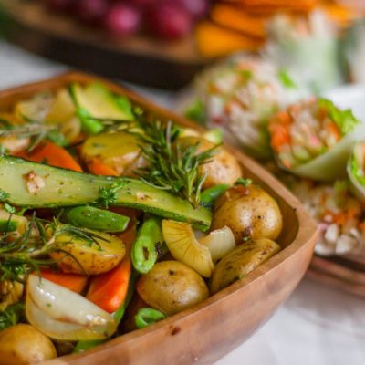 découvrez notre recette de salade de pommes de terre tiède, alliant saveurs traditionnelles et fraîcheur pour un plat convivial et réconfortant.