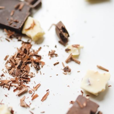 découvrez notre liqueur de chocolat blanc onctueuse, parfaite pour sublimer vos desserts et cocktails avec une touche douce et raffinée.