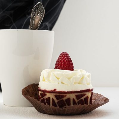 découvrez notre délicieux gâteau au chocolat blanc et framboises, alliant douceur et fraîcheur pour un dessert parfait.