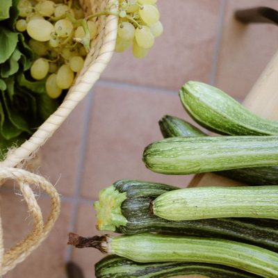découvrez cette tarte aux courgettes et à la stracciatella, une recette savoureuse et fondante, idéale pour un repas estival.