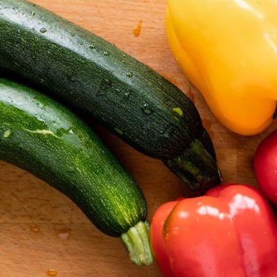 découvrez une recette savoureuse de risotto au zucchini et chorizo, alliant la douceur des courgettes à la saveur épicée du chorizo pour un plat réconfortant et gourmand.