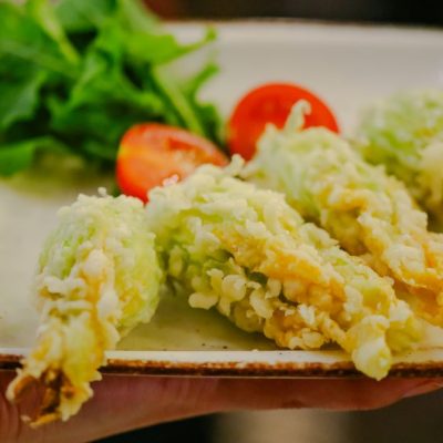 découvrez notre recette facile et savoureuse de frites de courgettes croustillantes, parfaite pour une collation saine et gourmande.